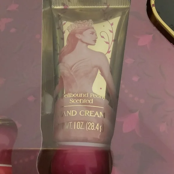 Wicked Gold and Pink Bath Set - Picture 7 of 11